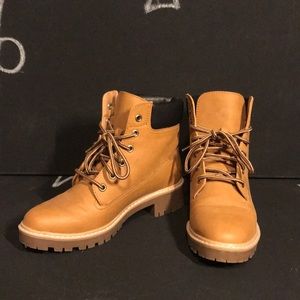 Utility winter boots